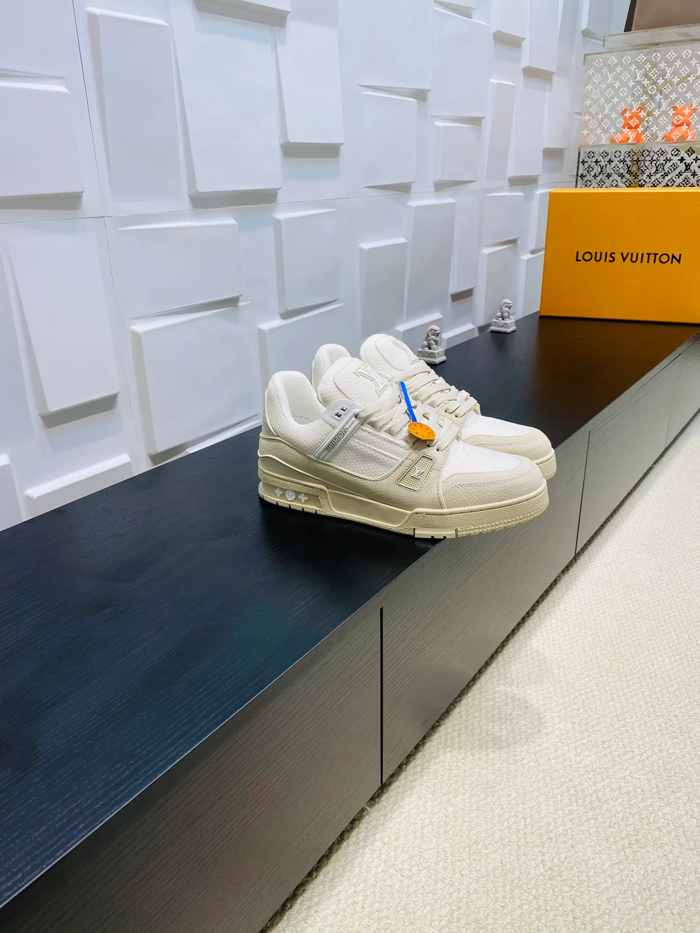 👟👟Ex-factory price 800👟👟 💰💰💰 Hot style 🆕🆕🆕𝙇𝙑 LV Louis Vuitton L House Donkey Brand Trainer Series Couple Style Casual Sports Shoes Skateboard Shoes Original Purchase Development Production Production This pair of LV Trainer sneakers are made of a blend of technical materials with waterproof properties. The meticulously crafted upper is notable for its many signature details, including Louis Vuitton and #54 in script, referencing the year 1854. Exquisite packaging at the delivery counter🛍📦 ▪️Fabrics: Original customized imported cowhide ▪️Inner lining: Original customized breathable mesh ▪️Outsole: Original open-molded non-slip TPU combination outsole ▪️Sole thickness: 3 cm ▪️Size: Women's 35-41 / Men's 38-46